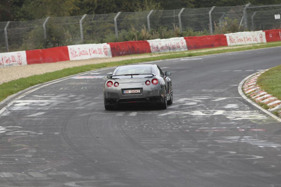  Nissan GT-R 2013 года  (EU) (фото 38 из 69)
